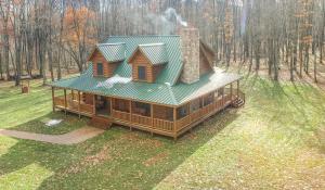 an overhead view of a log cabin in the woods at Bucks Run by Railey Vacations in Oakland