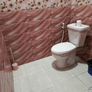 a bathroom with a toilet in a room with a wall at المناره هاوس in Wadi Musa