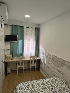 a bedroom with a desk with two chairs and a bed at AEROPUERTO BARCELONA -Mi colibrí in El Prat de Llobregat