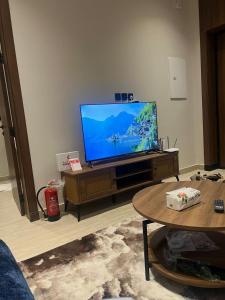 a living room with a flat screen tv on a table at جده شارع صاري in Jeddah