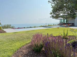 a garden with purple flowers in a yard at Villa Vallonga in Bardolino