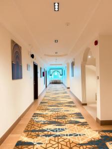 a hallway with a tile floor in a building at سديم الفخر 2 للشقق الفندقية in Taif