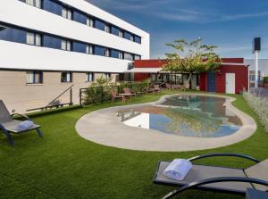 a hotel yard with a pool and a building at Hotel Sercotel Plana Onda in Onda
