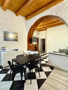 a kitchen and dining room with a table and chairs at Il Cortiletto di Ortigia in Syracuse