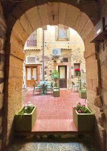 an archway with a patio with a table and chairs at Il Cortiletto di Ortigia in Syracuse