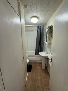 a bathroom with a sink and a bath tub at Tranquil 1BD in Edmonton in Ponders End