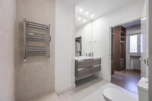 a bathroom with a toilet and a sink and a mirror at Agora Boutique Coliving Madrid in Madrid
