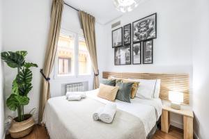 a bedroom with a large bed with towels on it at Agora Boutique Coliving Madrid in Madrid