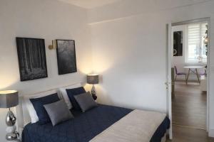 a bedroom with a blue bed with two lamps at Tribunal du Beffroi in Douai +6 photos