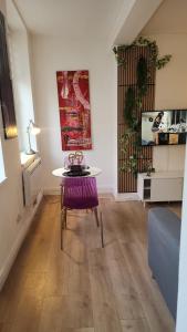 a living room with a table and a couch at Tribunal du Beffroi in Douai