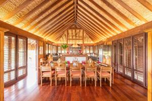 a dining room with a table and chairs at Villa Heremoana in Maharepa