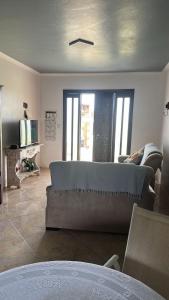 a living room with a couch and a tv at Casa do Igra in Torres