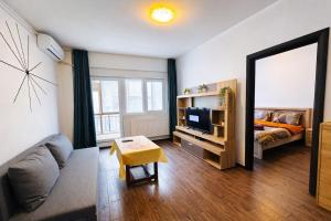 a living room with a couch and a mirror at Ho-Jack 2 - Apartment in Dudu