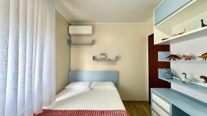 a small bedroom with a bed and shelves at 3D apartment, central - prox UFN in Santa Maria