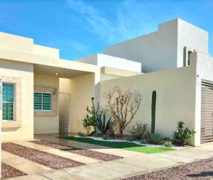 a white house with aiterranean style at Casa Familiar en La Paz BCS in La Paz