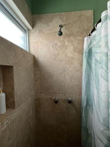 a bathroom with a shower with a shower curtain at Casa Familiar en La Paz BCS in La Paz