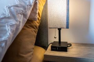 a lamp sitting on a table next to a bed at Loft Montecarlo in Hermosillo