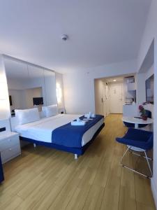 a large bedroom with a large bed and two chairs at Orbi city bloke A in Angisa
