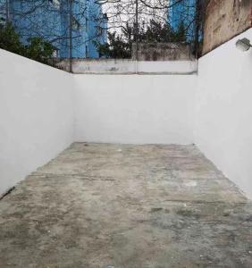 an empty room with a white wall and a window at Casa del Estadio in Guadalajara
