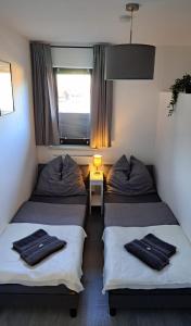 a room with two beds and a window at Appartment am Lämmerberg in Pößneck