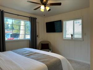 a bedroom with a bed and a ceiling fan at Suite E with 2-bedroom in Sacramento