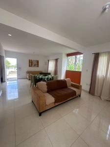 a living room with a couch and a table at Casinha da Val in Atibaia