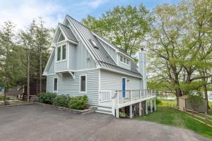 a white house with a gambrel roof at Starry Night by Railey Vacations in Swanton