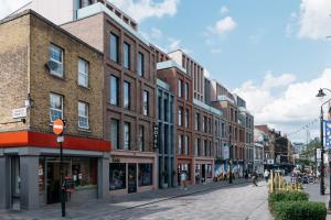eine Stadtstraße mit Gebäuden und Menschen, die die Straße entlanggehen in der Unterkunft Ruby Lucy Hotel London by IHG in London