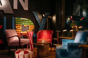 ein Raum voller Stühle und Möbel in einem Raum in der Unterkunft Ruby Lucy Hotel London by IHG in London