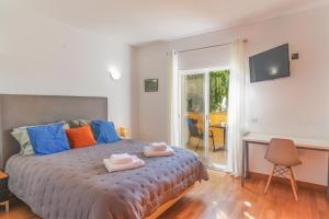 a bedroom with a bed with towels on it at Casa Foz da Ria in Lagos +51 photos