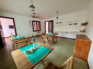 a living room with a table and chairs at L Grace Centro in Búzios