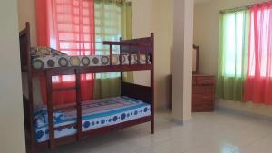 a bedroom with two bunk beds in a room at Suite Crucita in Crucita