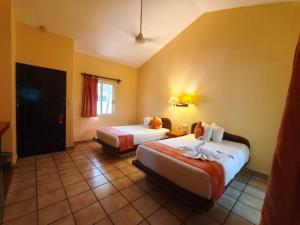 una habitación de hotel con dos camas y una ventana en Hotel LunaSol, en Playa del Carmen 104 fotos más