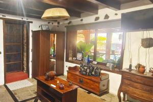 a living room with a table and a fish tank at Finca Lucía - Los Hervideros in Mácher