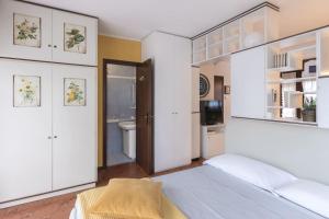 a bedroom with white cabinets and a bed at Maison Leti Comfort Studio in Bellagio