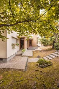 a building with a courtyard with stairs and trees at Maison Leti Comfort Studio in Bellagio