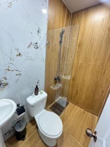 ein Badezimmer mit Dusche, Toilette und Waschbecken in der Unterkunft Hotel Evers in Azua