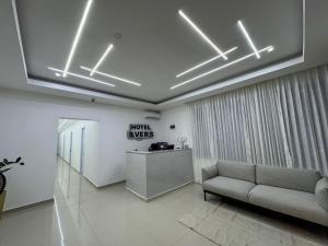 eine Lobby mit Sofa und Rezeption in der Unterkunft Hotel Evers in Azua