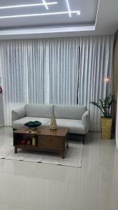ein Wohnzimmer mit Sofa und Couchtisch in der Unterkunft Hotel Evers in Azua + 2 Fotos