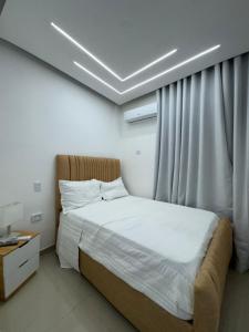 ein Schlafzimmer mit einem Bett und einem Fenster mit in der Unterkunft Hotel Evers in Azua