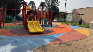 พื้นที่เล่นสำหรับเด็กของ Santa Ana Central Rengo1