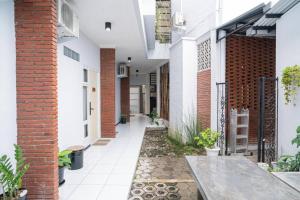 an internal courtyard of a house with a brick wall at RedDoorz Syariah At Mitra Guest House in Malang