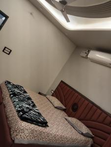 Una cama en una habitación pequeña en un barco. en Hotel maya's, en Bāghpat