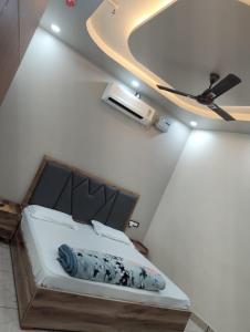 Un dormitorio con una cama con techo. en Hotel maya's, en Bāghpat