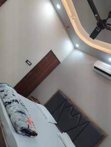 Una vista aérea de una cama en una habitación. en Hotel maya's, en Bāghpat 3 fotos más