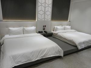 two beds sitting next to each other in a room at 부산파크호텔 in Busan +25 photos