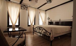 En eller flere senge i et værelse på Guesthouse Koliovata Kashta