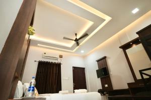 a room with a ceiling fan and a bed at Dreamland View Resort in Cochin