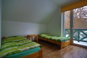 una camera da letto con due letti e una grande finestra di Ośrodek Rodzinny a Gwieździn