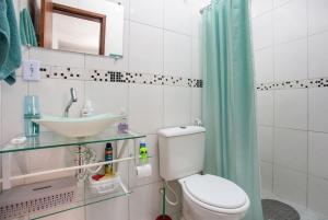 a bathroom with a toilet and a sink at Casa de Vila Duplex, perto do Centro in Araruama +21 photos